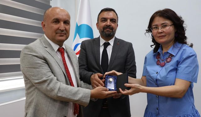 Türkistan'da "Türk Dünyası ve Pir-i Türkistan: Yesevi Yolu ve Mirası" Paneli düzenlendi