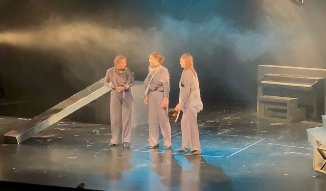 Ukrayna İlk Akademi Çocuk ve Gençlik Tiyatrosu Antalya'da ilk tiyatro oyununu sahneledi