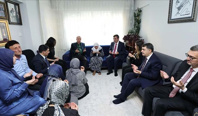 Cumhurbaşkanı Erdoğan, 15 Temmuz'da 3 yakını şehit olan Muzaffer Gülşen'i evinde ziyaret etti