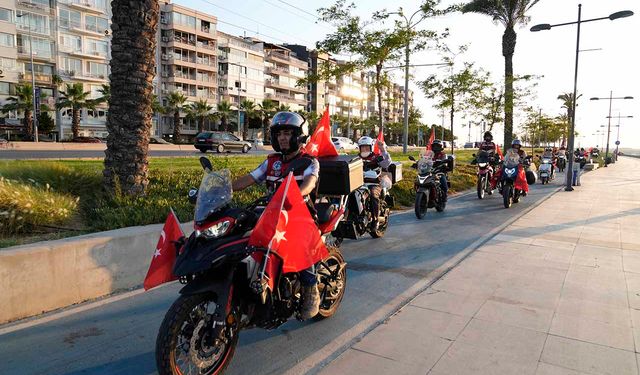 İzmir'de motosiklet ve bisikletliler 15 Temmuz için etkinlik düzenlendi