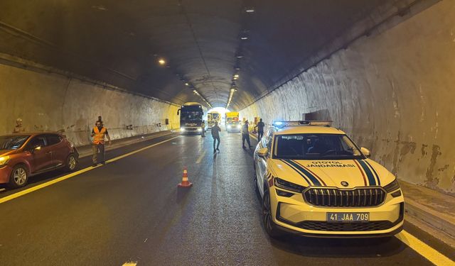Anadolu Otoyolu'nun Kocaeli kesiminde 5 kişinin yaralandığı zincirleme trafik kazası ulaşımı aksattı