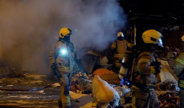 Avcılar'da çorap üretim atölyesinde çıkan yangın söndürüldü