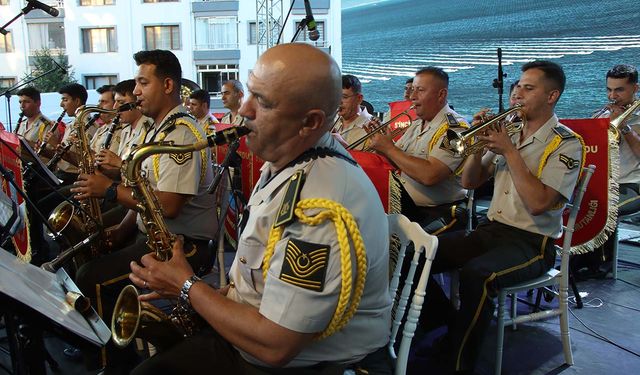 Kırklareli'nde Zafer Bayramı kutlamaları kapsamında askeri bando konser verdi
