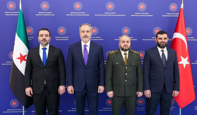 Dışişleri Bakanı Fidan, Suriye Dışişleri Bakanı Şeybani ve Savunma Bakanı Ebu Kasra ile bir araya geldi