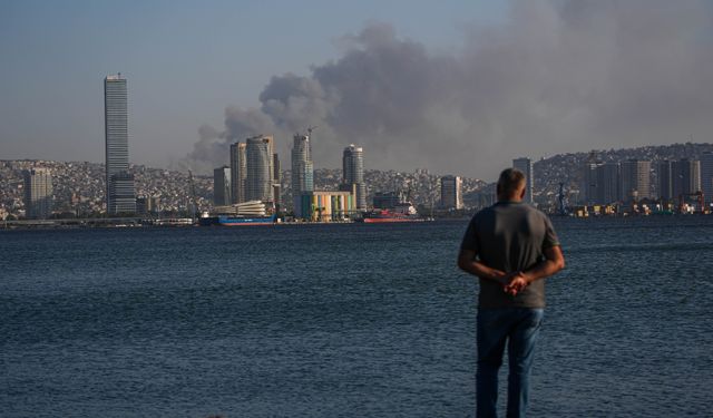 İzmir'de ormanlık alana sıçrayan yangına müdahale ediliyor