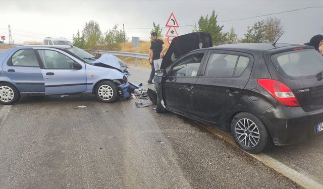 Ankara'da çarpışan iki otomobildeki 6 kişi yaralandı