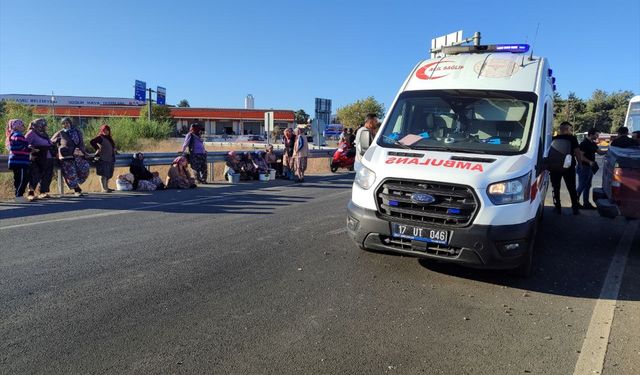 Çanakkale'de işçi servisiyle kamyonetin çarpıştığı kazada 5 kişi yaralandı