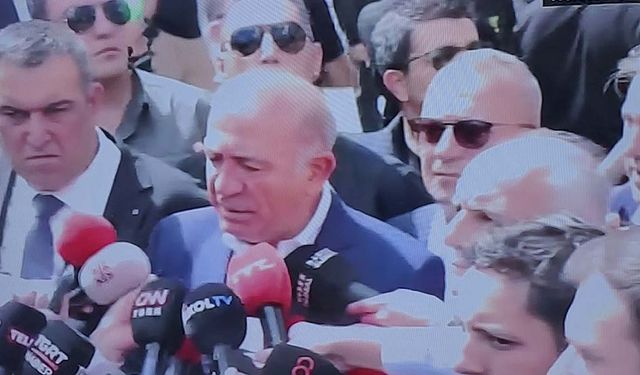 Gürsel Tekin CHP İstanbul İl Binası önünde