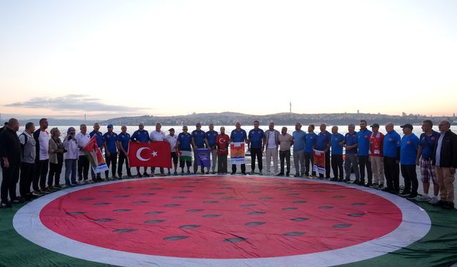 İstanbul'da yüzücüler Gazze'ye destek için Sarayburnu'ndan Demokrasi ve Özgürlükler Adası'na kulaç attı