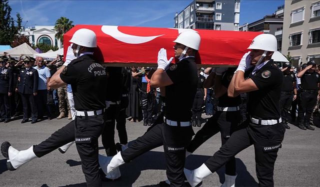 İzmir'de polis merkezine silahlı saldırıda şehit olan polisler son yolculuğuna uğurlandı