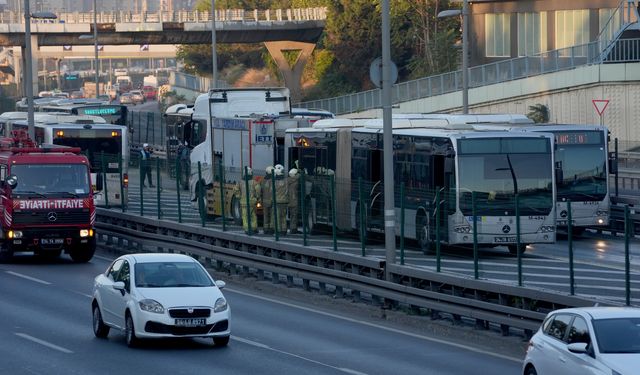Zeytinburnu'nda metrobüste çıkan yangın söndürüldü