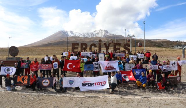 Cumhuriyetin kuruluşunun 102. yılında Erciyes'e zirve tırmanışı