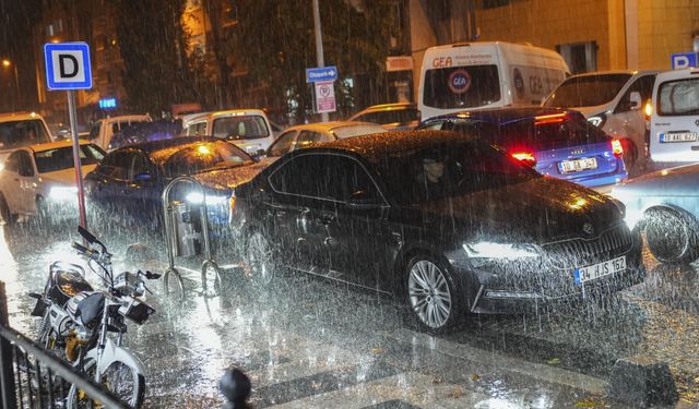 Depremin merkez üssü Sındırgı'da sağanak etkili oluyor