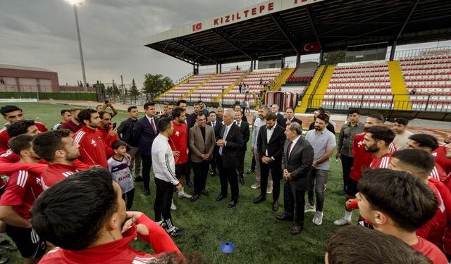 Galatasaray Kulübü Başkanı Özbek, antrenman yapan Mardin 1969 Spor'u ziyaret etti