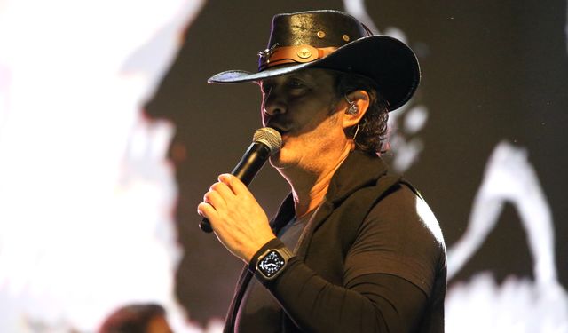 Kars'ta şarkıcı Kıraç sahne aldı