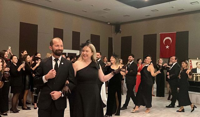 Öğretmenlerden Cumhuriyet’e özel zeybek