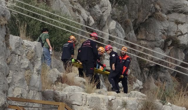 Adana'da Yılan Kalesi'nde düşen çocuk yaralandı
