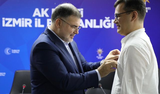 AK Parti İzmir İl Başkanı Saygılı'dan Türkmen vatandaşlara rozet