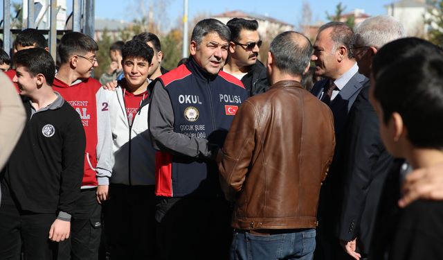 Erzurum Emniyet Müdürü Karaburun, öğretmenlere okul çevresindeki tedbirleri anlattı