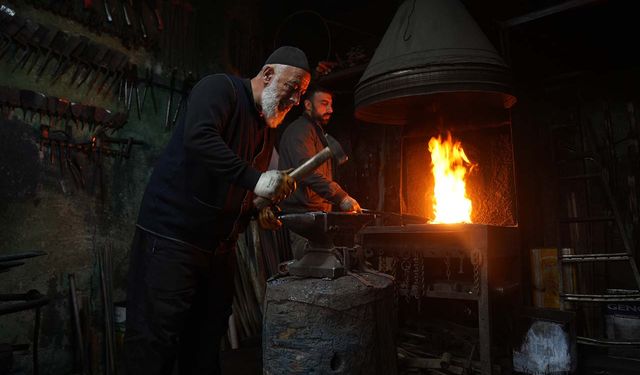 Muş'ta Halit usta yarım asırdır ateş başında demir dövüyor
