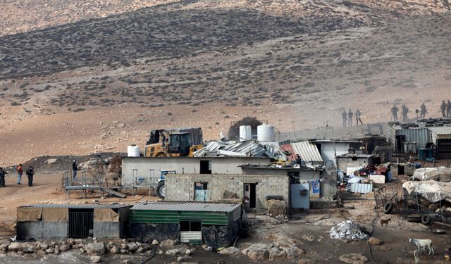 İsrail, Batı Şeria'nın güneyinde Filistinlilere ait evleri ve ahırları yıkıyor