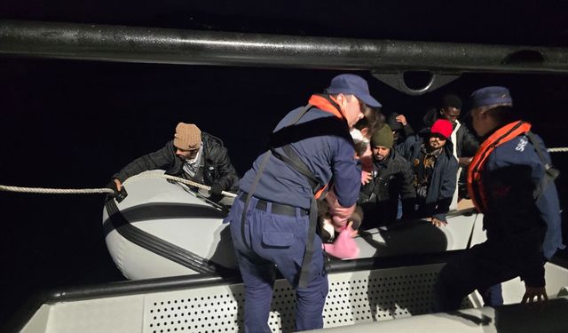 İzmir'de 42 düzensiz göçmen yakalandı, 24 düzensiz göçmen kurtarıldı