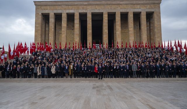 Milli Eğitim Bakanı Tekin, tüm illerden gelen öğretmenlerle Anıtkabir'i ziyaret etti