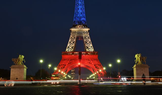 Paris, 2015 saldırılarının 10. yılında Eyfel Kulesi'ni Fransız bayrağı renkleriyle aydınlattı
