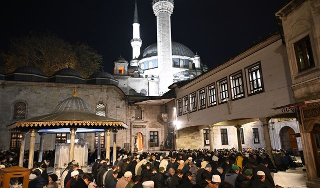 Eyüp Sultan Camisi'nde üç ayların başlaması dolayısıyla dua edildi