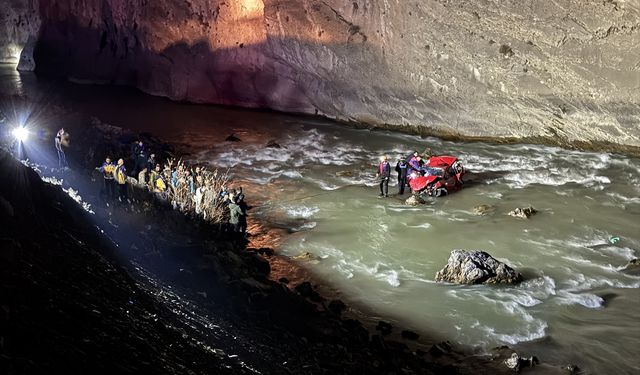 Hakkari'de Zap Suyu'na düşen aracın sürücüsü ağır yaralandı