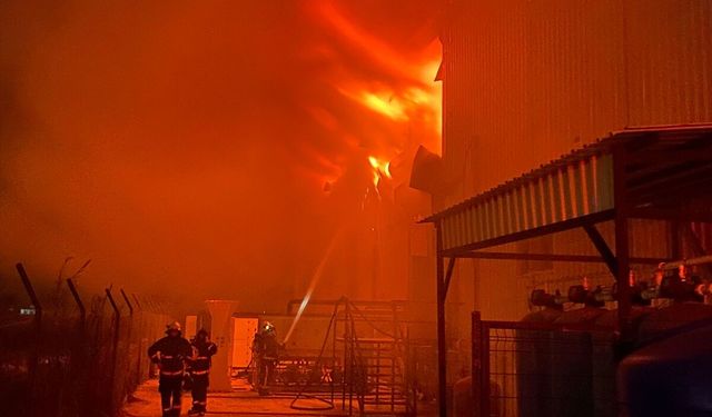 Makine deposunda çıkan yangın hasara neden oldu