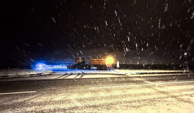 D-655 Batı Karadeniz Bağlantı Yolu'nun Düzce kesiminde kar yağışı etkili oluyor