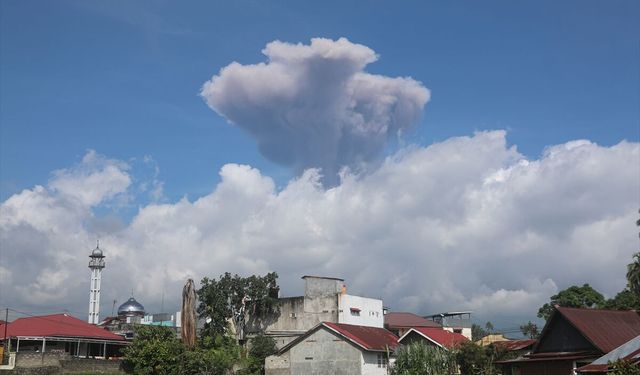Endonezya'daki Marapi Yanardağı yeniden kül püskürttü