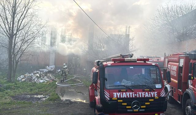 Gaziosmanpaşa'da avize deposunda çıkan yangın söndürüldü