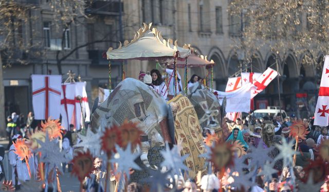 Gürcistan'da Noel kapsamında düzenlenen geleneksel 'Alilo' yürüyüşüne binlerce kişi katıldı