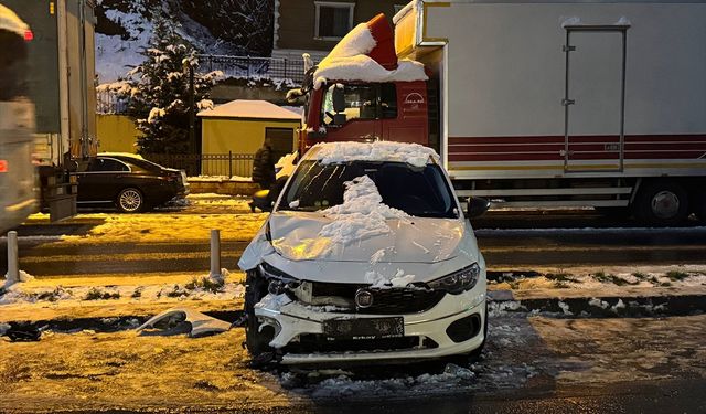 Kağıthane'de yokuşta kayan pikabın çarptığı 2 çocuk yaralandı