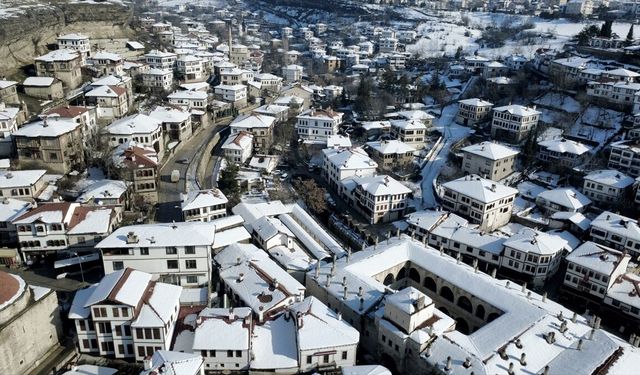 Safranbolu'da kar tarihi yapılara güzellik kattı