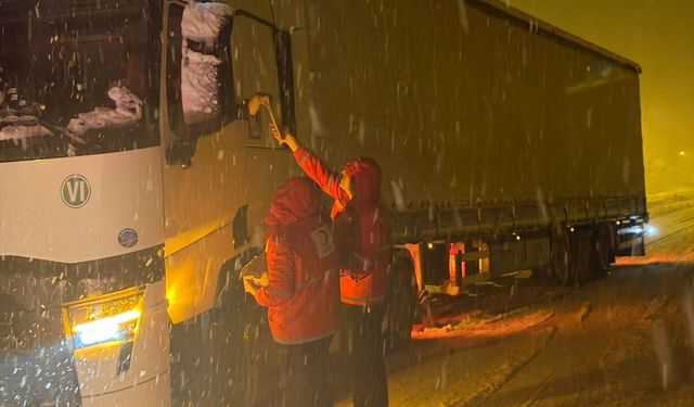 Muş-Bingöl kara yolunda ilerlemekte güçlük çekenlere Türk Kızılay ekipleri yardım etti