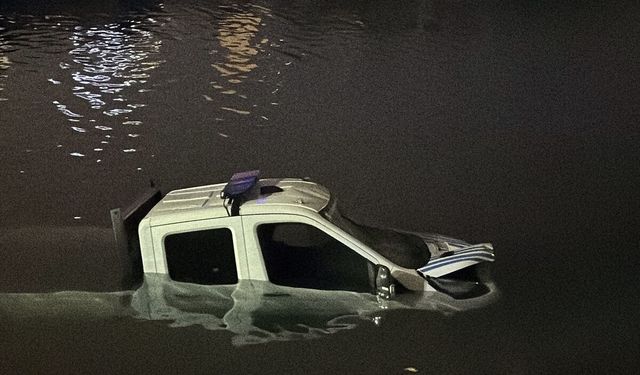 Bakırköy'de kaza yapan zabıta aracı denize düştü