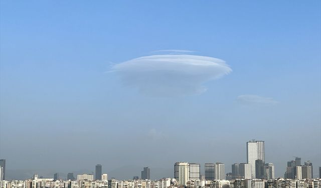 İzmir semalarında mercek bulutu görüldü