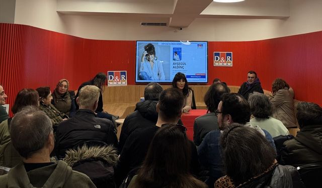 Sanatçı Ayşegül Aldinç, imza etkinliğinde okurlarıyla bir araya geldi