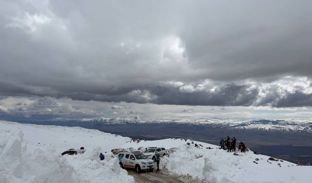 Ağrı Dağı'nda haber alınamayan kadın dağcı için arama çalışması başlatıldı