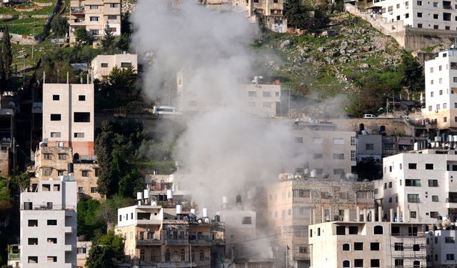 İsrail, işgal altındaki Batı Şeria'da Filistinli aileye ait bir evi yıktı