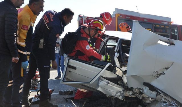 Muğla'da otomobilde sıkışan yolcuyu itfaiye kurtardı