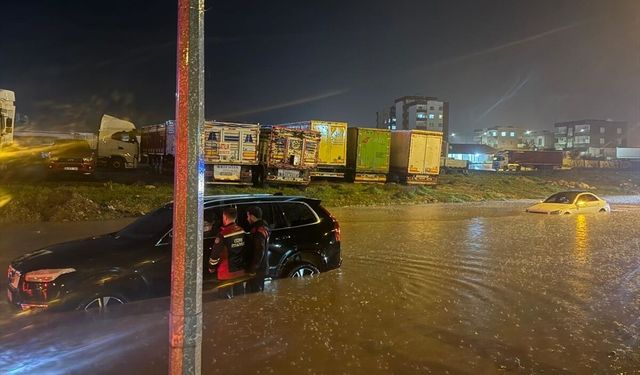 Şırnak'ta sağanak nedeniyle araçlarda mahsur kalan 3 kişi kurtarıldı