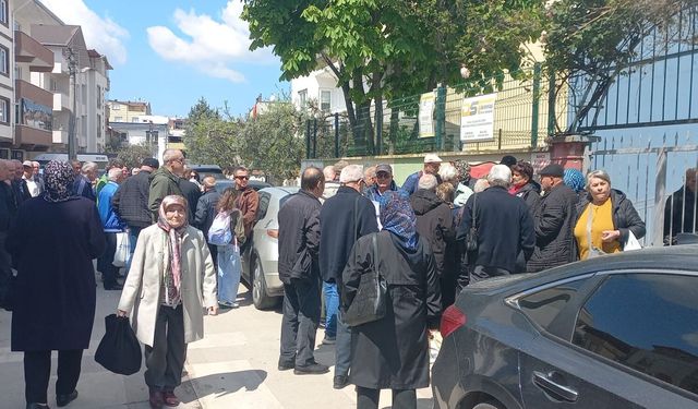 Bulgaristan'daki genel seçim için Türkiye'de kurulan sandıklarda uzun kuyruklar oluştu