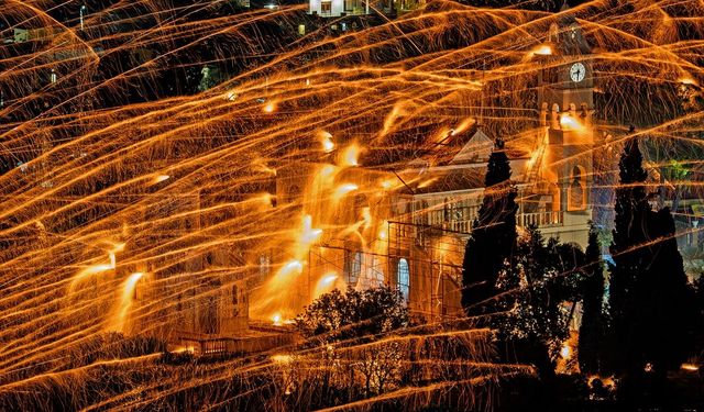 Sakız Adası'nda gökyüzünü aydınlatan Paskalya geleneği: Roket Savaşları