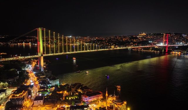 15 Temmuz Şehitler Köprüsü sarı-kırmızı renklerle ışıklandırıldı