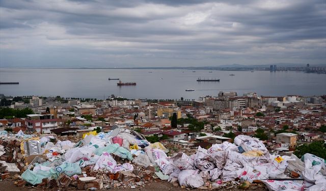 İzmir'de deniz manzaralı boş alana moloz ve çöp dökülmesine tepki