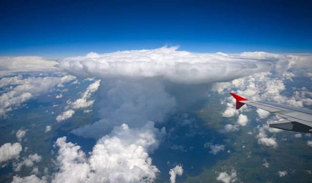 Kümülonimbus bulutlarına uçaktan bakış